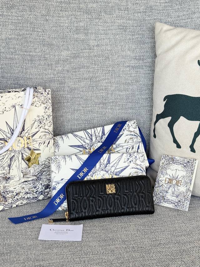 正品级 绗缝Miss Dior Freesia羊皮拉链包 编号：S 4Ubtk_M05N，拉链开合 这款 Miss Dior Freesia钱包是一款优雅实用的