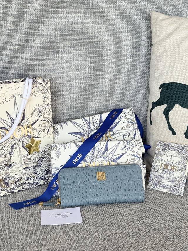 正品级 绗缝Miss Dior Freesia羊皮拉链包 编号：S 4Ubtk_M05N，拉链开合 这款 Miss Dior Freesia钱包是一款优雅实用的