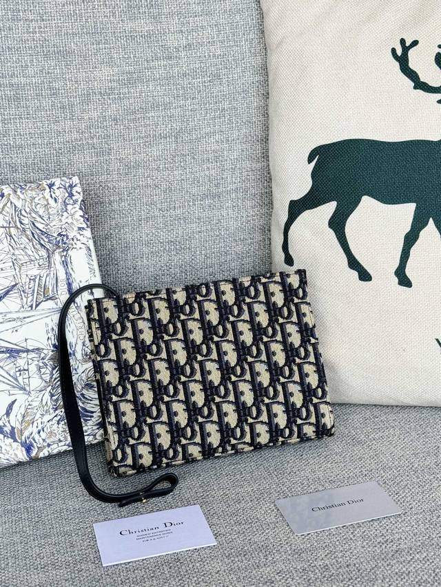 正品级 S5411小号Utzq-M928-Tu -3100Dior手拿包改造真的香 刚发了一个蒙田30手拿包的开箱很多宝宝会问30是尺寸吗其实30只是个名字 蒙