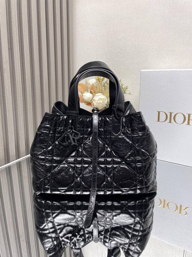 正品级 ，高版本 Dior Toujours 手袋〔油蜡皮黑色中号〕 这款Dior Toujours 手袋于二零二三春夏系列发布秀精彩亮相,休闲实用的设计别具一