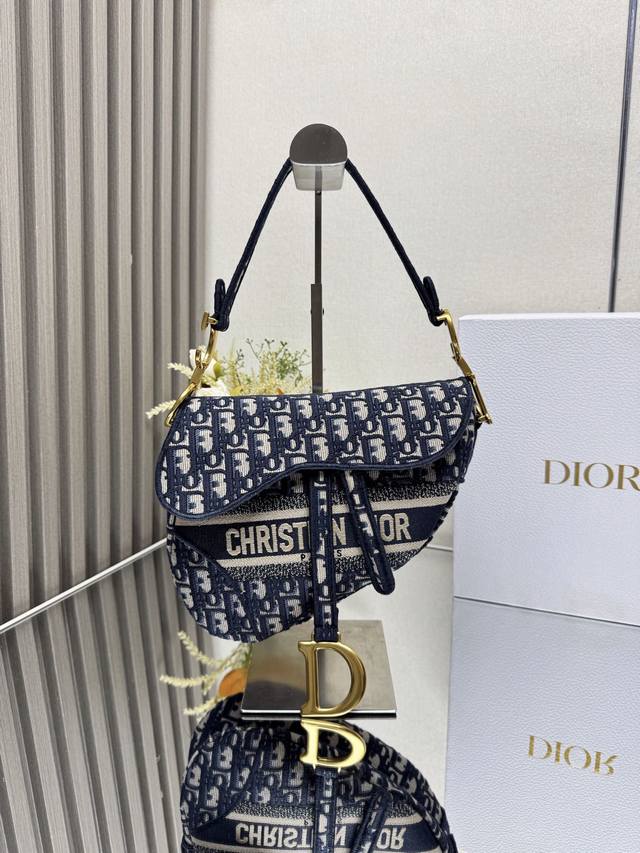 正品级 ，高版本 Saddle Bag手袋 升级版 这款标志性的马鞍包经过 Maria Grazia Chiuri 巧妙设计，更为时尚抢眼。这款手袋沿袭传统风格