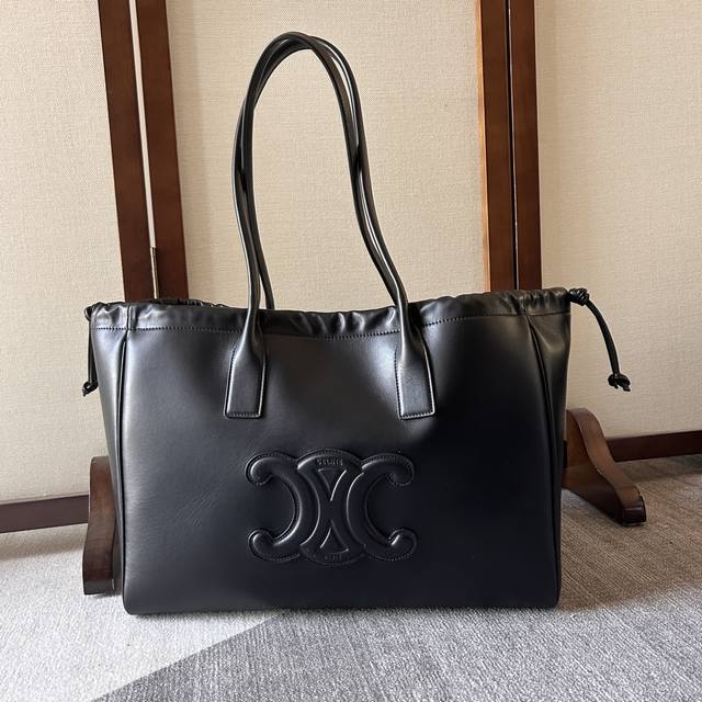 Celine 新品上线早秋Cabas Triomphe抽绳托特 不定型软质托特、是不被定义的气质、 款型极度慵懒、极度舒适、极度高级、 肩背包 牛皮革 翻毛牛皮