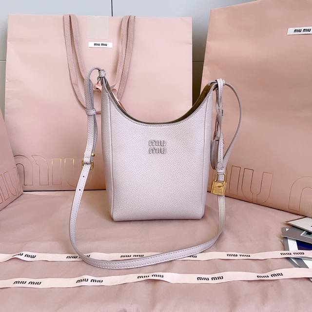 5Be099 Miu家日本快闪新品托特包，顶级进口牛皮，皮面质感高级，优雅复古，包身软而不塌，搭配金属锁头挂件，气质随性慵懒，甜酷风格拉满，手工缝制皮面Logo