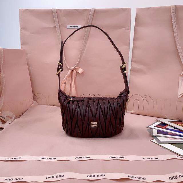 5Ne026，新品迷你饭盒包，经典Matelasse绣花，Miu风格的象征，设计实用且功能性强，皮质柔软高级，风格新颖独特，棉缎衬里，可拆卸延长带，可做配饰，手