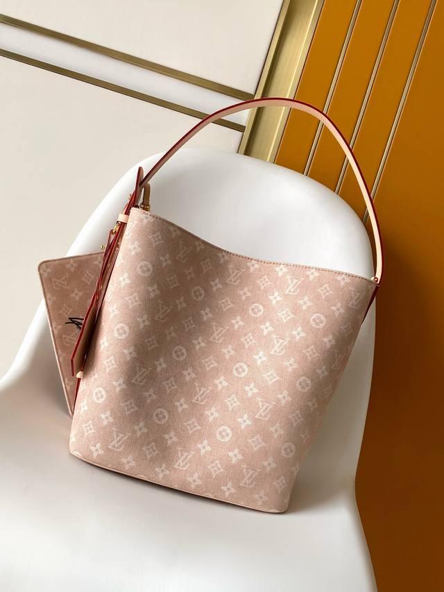 163C01动态芯片 顶级原单本款 All In 大号手袋出自 Lv Travels With 系列，以 Meowgram 图案彰显时尚偶像兼艺术家 Grace