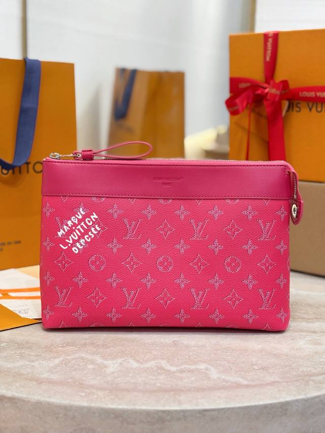 顶级原单 M12665 玫红色 Pochette Voyage Souple 手拿包 Pochette Voyage Souple 手拿包取材柔软 Monogr