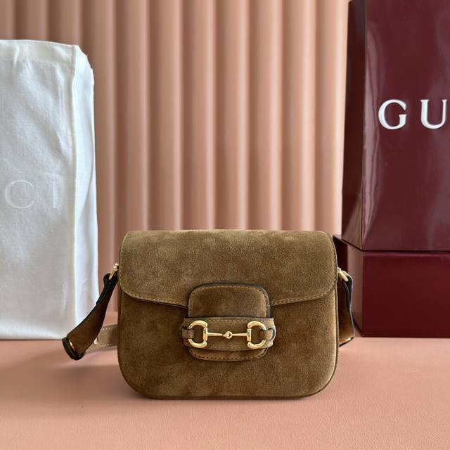 配置专柜全套包装 2025秋冬系列, 这款肩背包再现品牌马术风格设计,融蕴浅金色调细节与绒面材质,搭配双环和长条配件,为Gucci Horsebit 1955系 配置专柜全套包装 2025秋冬系列, 这款肩背包再现品牌马术风格设计,融蕴浅金色调细节与绒面材质,搭配双环和长条配件,为Gucci Horsebit 1955系