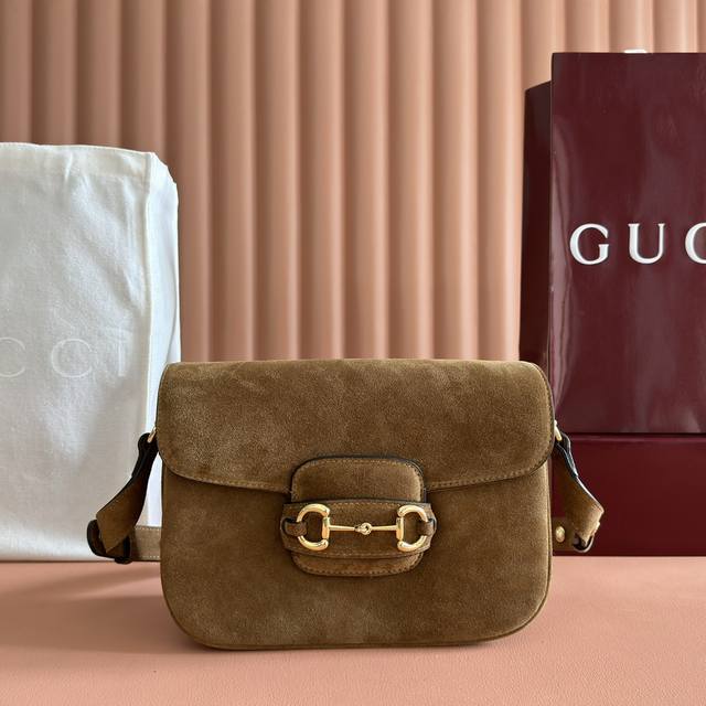 配置专柜全套包装 2025秋冬系列, 这款肩背包再现品牌马术风格设计,融蕴浅金色调细节与绒面材质,搭配双环和长条配件,为Gucci Horsebit 1955系 配置专柜全套包装 2025秋冬系列, 这款肩背包再现品牌马术风格设计,融蕴浅金色调细节与绒面材质,搭配双环和长条配件,为Gucci Horsebit 1955系