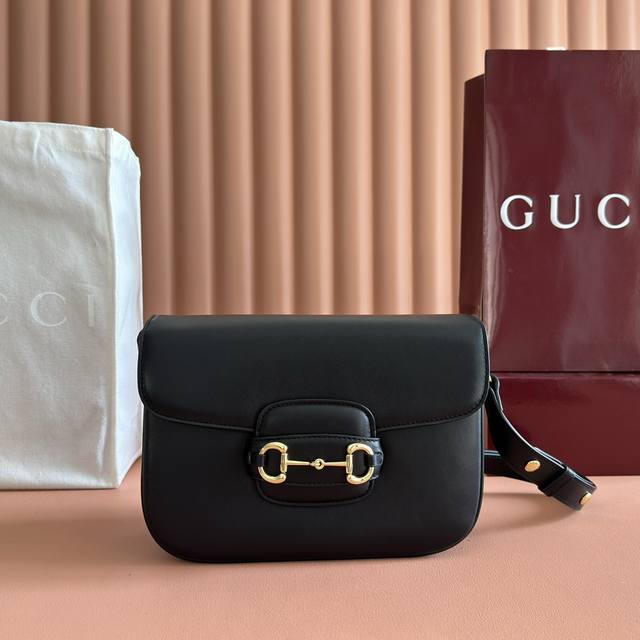 配全套原厂专柜包装 2025秋冬系列, 这款肩背包再现品牌马术风格设计,融蕴浅金色调细节与光面软皮,搭配双环和长条配件,为Gucci Horsebit 1955 配全套原厂专柜包装 2025秋冬系列, 这款肩背包再现品牌马术风格设计,融蕴浅金色调细节与光面软皮,搭配双环和长条配件,为Gucci Horsebit 1955