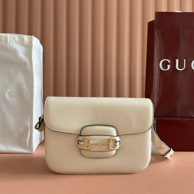 配全套原厂专柜包装 2025秋冬系列, 这款肩背包再现品牌马术风格设计,融蕴浅金色调细节与光面软皮,搭配双环和长条配件,为Gucci Horsebit 1955 配全套原厂专柜包装 2025秋冬系列, 这款肩背包再现品牌马术风格设计,融蕴浅金色调细节与光面软皮,搭配双环和长条配件,为Gucci Horsebit 1955