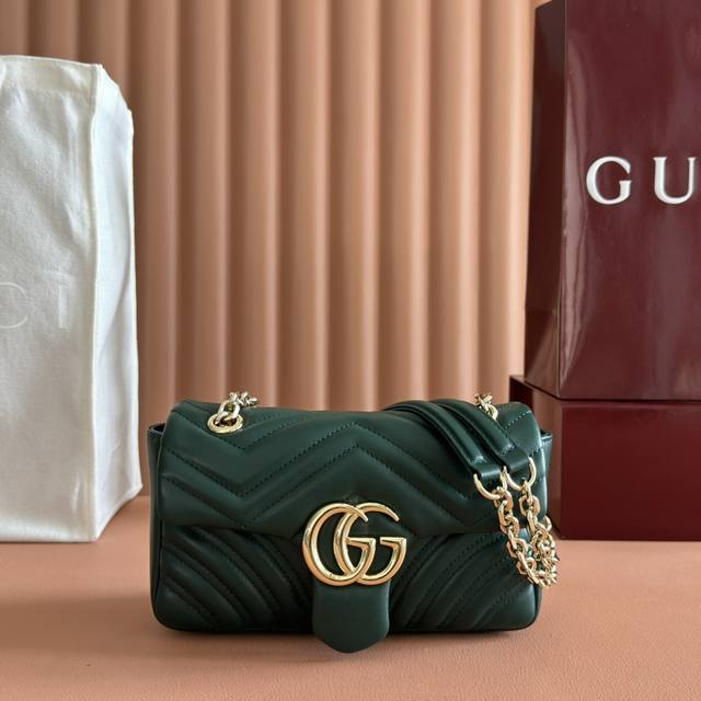 原厂皮配置专柜全套包装 品牌标志性Gg Marmont系列匠心融蕴双G造型配件和切面链式包带,甄选柔软皮革缔就线条柔和的包型。 白色V型Matelassé羊皮革 原厂皮配置专柜全套包装 品牌标志性Gg Marmont系列匠心融蕴双G造型配件和切面链式包带,甄选柔软皮革缔就线条柔和的包型。 白色V型Matelassé羊皮革