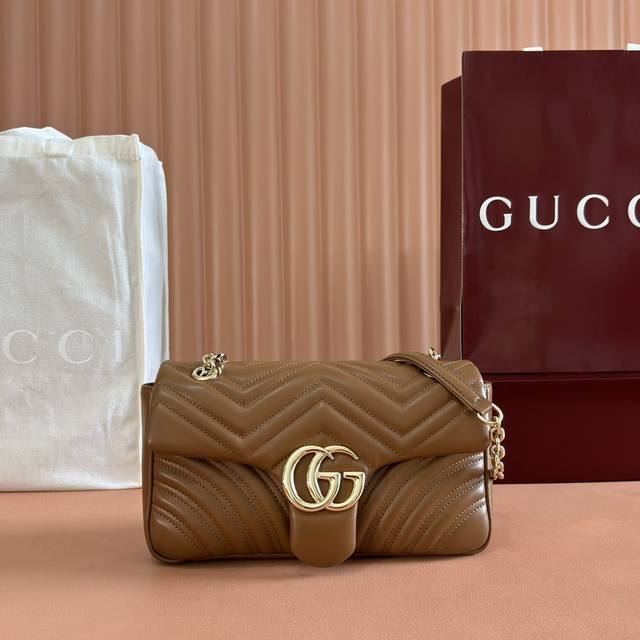 配置专柜全套包装 进口原厂羊皮纯铜五金品牌标志性Gg Marmont系列匠心融蕴双G造型配件和切面链式包带,甄选柔软皮革缔就线条柔和的包型。简约利落的后袋令中号 配置专柜全套包装 进口原厂羊皮纯铜五金品牌标志性Gg Marmont系列匠心融蕴双G造型配件和切面链式包带,甄选柔软皮革缔就线条柔和的包型。简约利落的后袋令中号