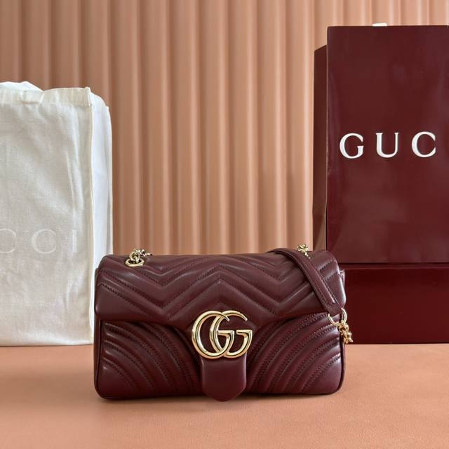 配置专柜全套包装 进口原厂羊皮纯铜五金品牌标志性Gg Marmont系列匠心融蕴双G造型配件和切面链式包带,甄选柔软皮革缔就线条柔和的包型。简约利落的后袋令中号 配置专柜全套包装 进口原厂羊皮纯铜五金品牌标志性Gg Marmont系列匠心融蕴双G造型配件和切面链式包带,甄选柔软皮革缔就线条柔和的包型。简约利落的后袋令中号