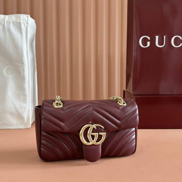 进口原厂羊皮顶级做工、纯铜五金 配置专柜全套包装 品牌标志性Gg Marmont系列匠心融蕴双G造型配件和切面链式包带,甄选柔软皮革缔就线条柔和的包型。 白色V 进口原厂羊皮顶级做工、纯铜五金 配置专柜全套包装 品牌标志性Gg Marmont系列匠心融蕴双G造型配件和切面链式包带,甄选柔软皮革缔就线条柔和的包型。 白色V