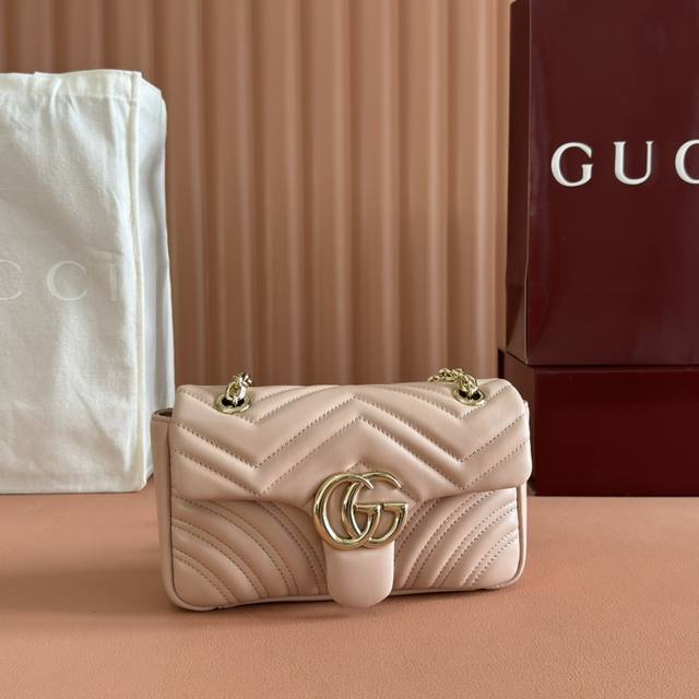 进口原厂羊皮顶级做工、纯铜五金 配置专柜全套包装 品牌标志性Gg Marmont系列匠心融蕴双G造型配件和切面链式包带,甄选柔软皮革缔就线条柔和的包型。 白色V 进口原厂羊皮顶级做工、纯铜五金 配置专柜全套包装 品牌标志性Gg Marmont系列匠心融蕴双G造型配件和切面链式包带,甄选柔软皮革缔就线条柔和的包型。 白色V