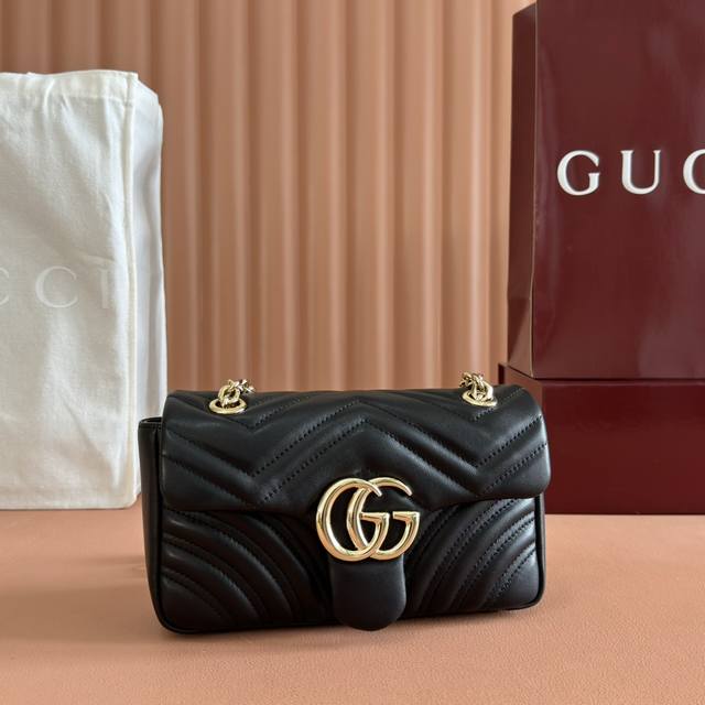 进口原厂羊皮顶级做工,纯铜五金 配置专柜全套包装 品牌标志性Gg Marmont系列匠心融蕴双G造型配件和切面链式包带,甄选柔软皮革缔就线条柔和的包型。 白色V 进口原厂羊皮顶级做工,纯铜五金 配置专柜全套包装 品牌标志性Gg Marmont系列匠心融蕴双G造型配件和切面链式包带,甄选柔软皮革缔就线条柔和的包型。 白色V