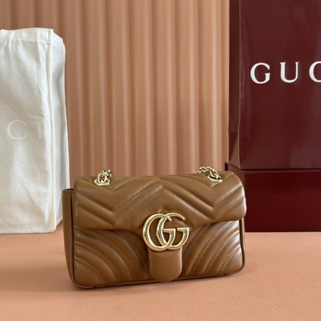 进口原厂羊皮顶级做工、纯铜五金 配置专柜全套包装 品牌标志性Gg Marmont系列匠心融蕴双G造型配件和切面链式包带,甄选柔软皮革缔就线条柔和的包型。 白色V 进口原厂羊皮顶级做工、纯铜五金 配置专柜全套包装 品牌标志性Gg Marmont系列匠心融蕴双G造型配件和切面链式包带,甄选柔软皮革缔就线条柔和的包型。 白色V