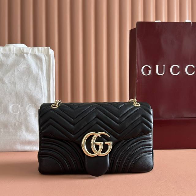 配置专柜全套包装 品牌标志性Gg Marmont系列匠心融蕴双G造型配件和切面链式包带,甄选柔软皮革缔就线条柔和的包型。简约利落的后袋令中号和大号包袋更具实用性 配置专柜全套包装 品牌标志性Gg Marmont系列匠心融蕴双G造型配件和切面链式包带,甄选柔软皮革缔就线条柔和的包型。简约利落的后袋令中号和大号包袋更具实用性