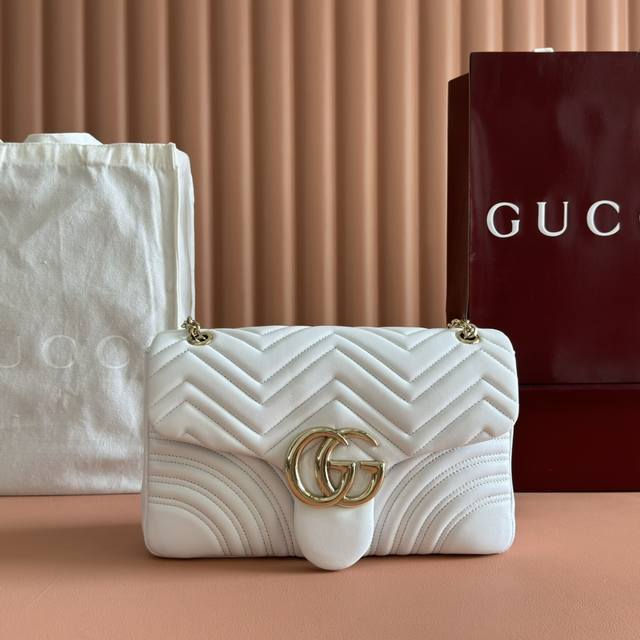 配置专柜全套包装 品牌标志性Gg Marmont系列匠心融蕴双G造型配件和切面链式包带,甄选柔软皮革缔就线条柔和的包型。简约利落的后袋令中号和大号包袋更具实用性 配置专柜全套包装 品牌标志性Gg Marmont系列匠心融蕴双G造型配件和切面链式包带,甄选柔软皮革缔就线条柔和的包型。简约利落的后袋令中号和大号包袋更具实用性