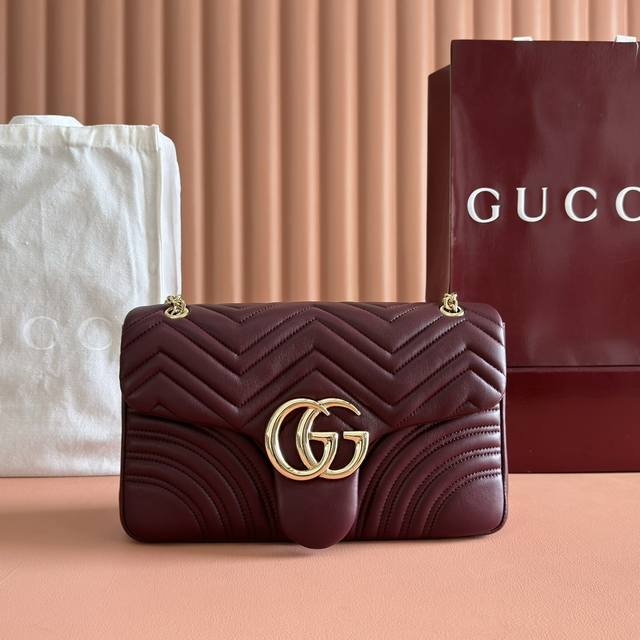 配置专柜全套包装 品牌标志性Gg Marmont系列匠心融蕴双G造型配件和切面链式包带,甄选柔软皮革缔就线条柔和的包型。简约利落的后袋令中号和大号包袋更具实用性 配置专柜全套包装 品牌标志性Gg Marmont系列匠心融蕴双G造型配件和切面链式包带,甄选柔软皮革缔就线条柔和的包型。简约利落的后袋令中号和大号包袋更具实用性