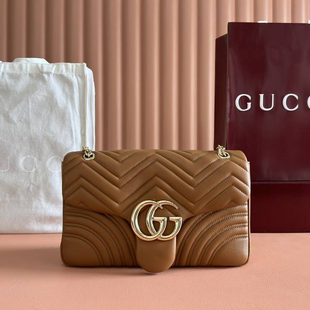 配置专柜全套包装 品牌标志性Gg Marmont系列匠心融蕴双G造型配件和切面链式包带,甄选柔软皮革缔就线条柔和的包型。简约利落的后袋令中号和大号包袋更具实用性 配置专柜全套包装 品牌标志性Gg Marmont系列匠心融蕴双G造型配件和切面链式包带,甄选柔软皮革缔就线条柔和的包型。简约利落的后袋令中号和大号包袋更具实用性