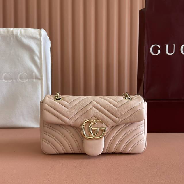 配置专柜全套包装 品牌标志性Gg Marmont系列匠心融蕴双G造型配件和切面链式包带,甄选柔软皮革缔就线条柔和的包型。简约利落的后袋令中号和大号包袋更具实用性 配置专柜全套包装 品牌标志性Gg Marmont系列匠心融蕴双G造型配件和切面链式包带,甄选柔软皮革缔就线条柔和的包型。简约利落的后袋令中号和大号包袋更具实用性