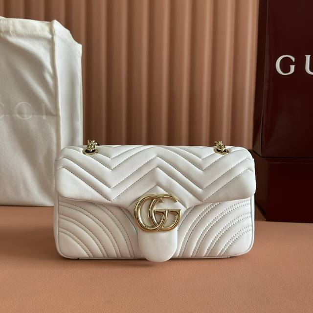 配置专柜全套包装 品牌标志性Gg Marmont系列匠心融蕴双G造型配件和切面链式包带,甄选柔软皮革缔就线条柔和的包型。简约利落的后袋令中号和大号包袋更具实用性 配置专柜全套包装 品牌标志性Gg Marmont系列匠心融蕴双G造型配件和切面链式包带,甄选柔软皮革缔就线条柔和的包型。简约利落的后袋令中号和大号包袋更具实用性