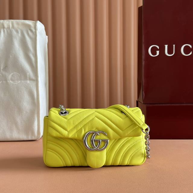 配置专柜全套包装 品牌标志性Gg Marmont系列匠心融蕴双G造型配件和切面链式包带,甄选柔软皮革缔就线条柔和的包型。 白色V型Matelassé羊皮革 浅金 配置专柜全套包装 品牌标志性Gg Marmont系列匠心融蕴双G造型配件和切面链式包带,甄选柔软皮革缔就线条柔和的包型。 白色V型Matelassé羊皮革 浅金