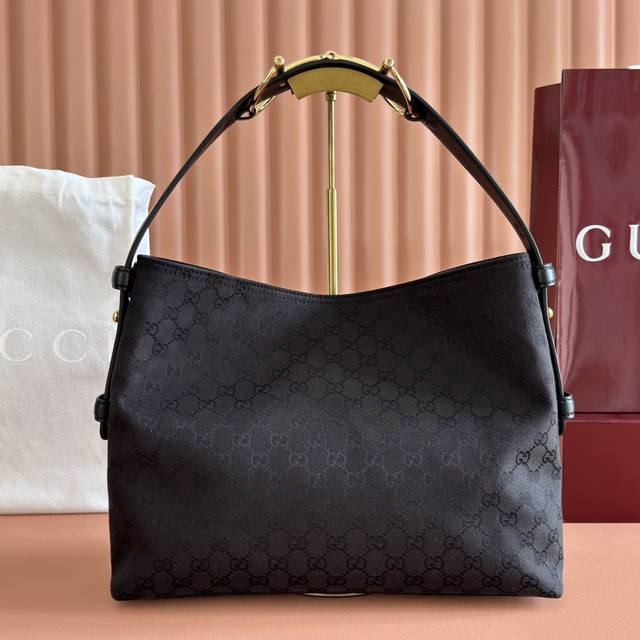 配全套原厂专柜包装 2025秋冬系列, Gucci Beatrix系列手袋采用休闲廓形,肩带上饰以标志性的马衔扣细节,进一步提升时尚感。金色调配件令整款设计更显 配全套原厂专柜包装 2025秋冬系列, Gucci Beatrix系列手袋采用休闲廓形,肩带上饰以标志性的马衔扣细节,进一步提升时尚感。金色调配件令整款设计更显