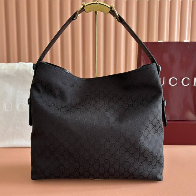 配全套原厂专柜礼品袋包装 2025秋冬系列, Gucci Beatrix系列手袋采用黑色牛皮革材质匠心打造,配以饰标志性马衔扣细节肩带,为休闲廓形添注品牌内涵。 配全套原厂专柜礼品袋包装 2025秋冬系列, Gucci Beatrix系列手袋采用黑色牛皮革材质匠心打造,配以饰标志性马衔扣细节肩带,为休闲廓形添注品牌内涵。