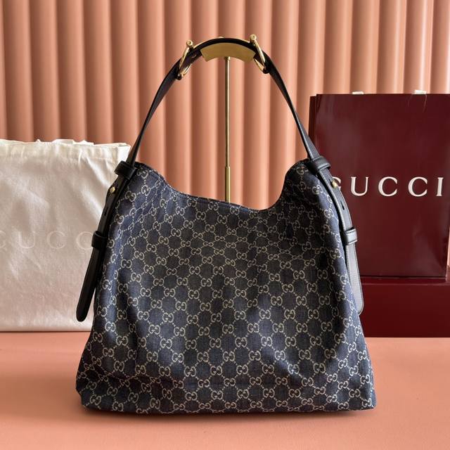 配全套原厂专柜礼品袋包装 2025秋冬系列, Gucci Beatrix系列手袋采用黑色牛皮革材质匠心打造,配以饰标志性马衔扣细节肩带,为休闲廓形添注品牌内涵。 配全套原厂专柜礼品袋包装 2025秋冬系列, Gucci Beatrix系列手袋采用黑色牛皮革材质匠心打造,配以饰标志性马衔扣细节肩带,为休闲廓形添注品牌内涵。