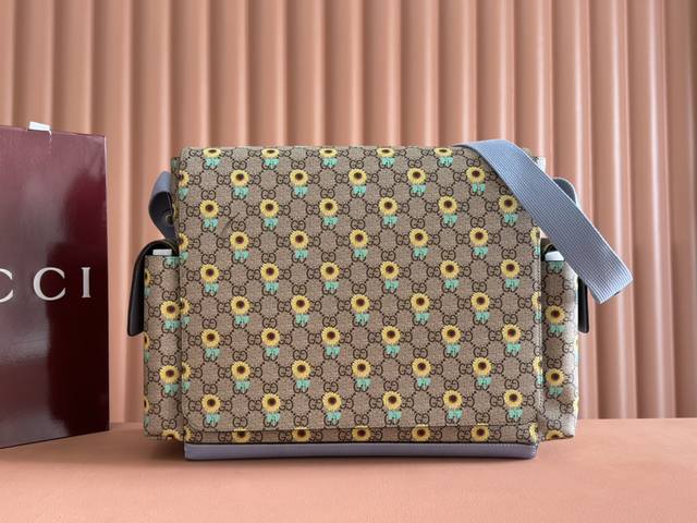 配全套原厂礼品袋包装 新品 从精致刺绣到通体印花,古驰2025早春男包系列不断焕新演绎品牌经典图案。这款托特包采用Gg Supreme匠心打造,通体点缀花卉印花 配全套原厂礼品袋包装 新品 从精致刺绣到通体印花,古驰2025早春男包系列不断焕新演绎品牌经典图案。这款托特包采用Gg Supreme匠心打造,通体点缀花卉印花