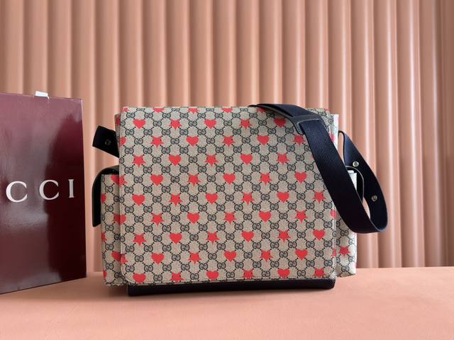 配全套原厂专柜礼品袋包装 新品 The Children‘S Cruise 2025系列呈现了一系列深受喜爱的主题，包括标志性的标志细节。这款尿布包采用Gg S