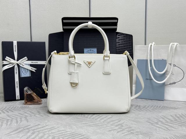 配专柜对版全套包装，独家订制 ， 大号 经典爆款杀手包，顶级品质 Saffiano皮革 皮革双提手 可拆卸可调式皮革肩带 镀金配件 三角形皮革上带有金属刻字徽标