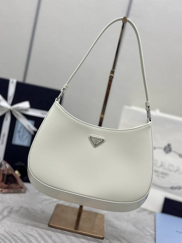 P家专柜最新款女士腋下包1Bc499到货啦采用进口皮革开边珠小牛皮材质，私定白呖五金，不一样的女神腋下包，又是一款永不过时的爆款，女士们，赶紧啦，尺寸27X21