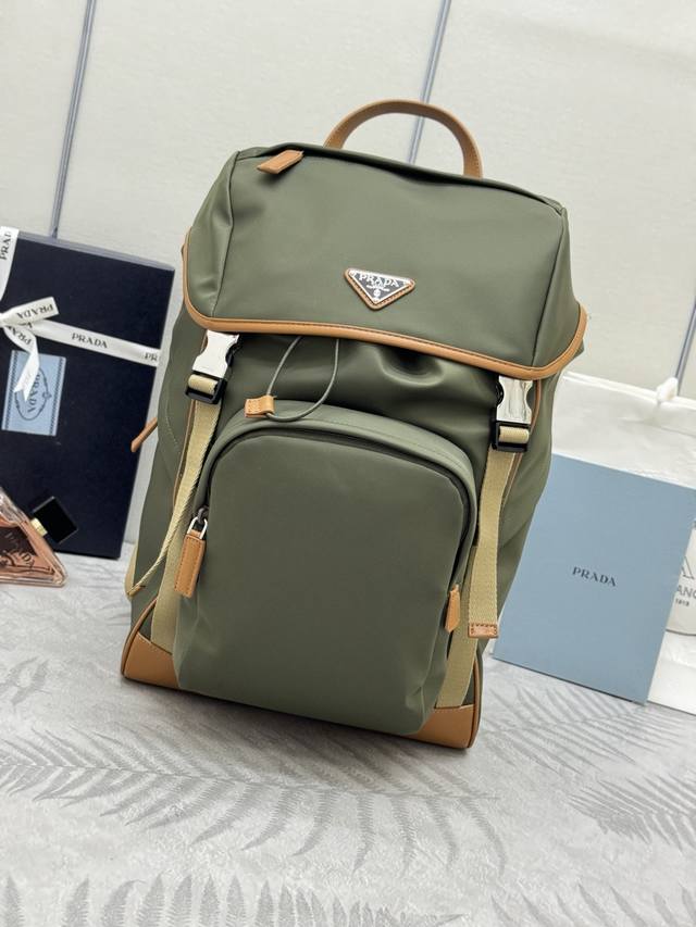 Prada新款降落伞双肩背包三角形搪瓷铭牌标志，可调式尼龙肩带2Vz135， 采用进口降落伞布料，进口白钢五金配件这款运动风降落伞书包，正面和两侧皆设有实用口袋