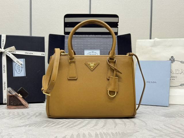 P家 中号 爆款28Cm杀手包，Saffiano皮革 皮革双提手 可拆卸可调式皮革肩带 镀金配件 三角形皮革上带有金属刻字徽标 侧面按扣开合 两个拉链外袋 三个