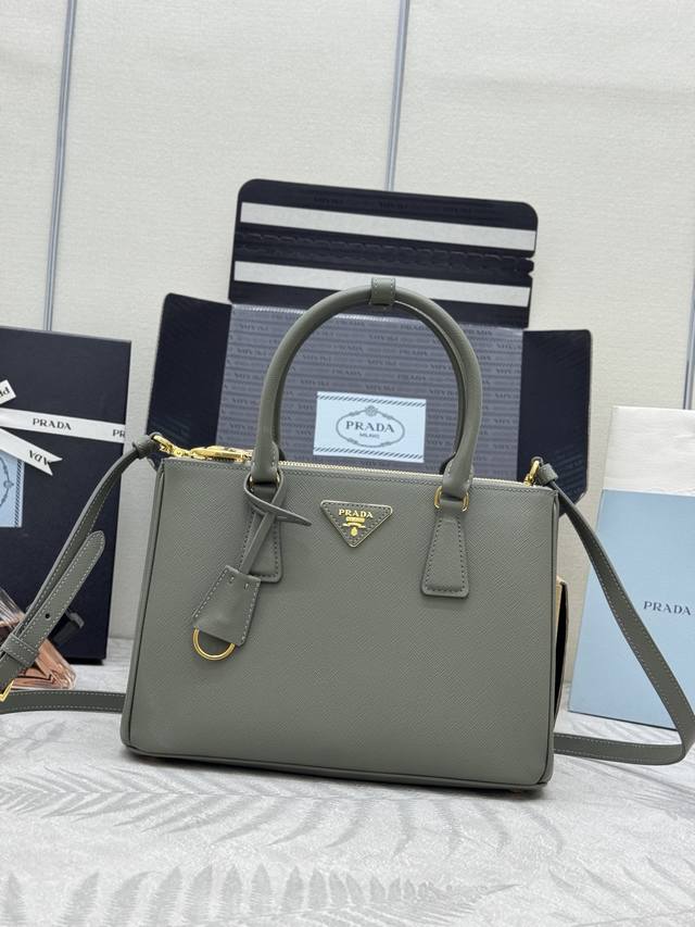 P家 中号 超级爆款杀手包，Saffiano皮革 皮革双提手 可拆卸可调式皮革肩带 镀金配件 三角形皮革上带有金属刻字徽标 侧面按扣开合 两个拉链外袋 三个内袋