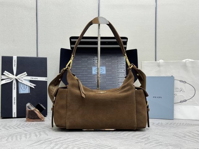 新款探索包 磨砂皮1Bc264麂皮 这款探索包采用进口尼龙面料和小牛皮，具有柔软的轮廓和多个口袋。轻质实用的Re-Nylon强调了设计的多功能风格，而皮革细节和