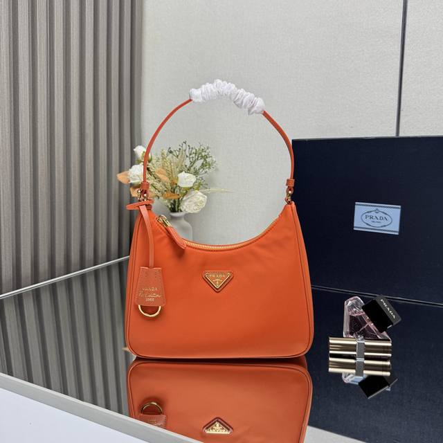 顶级原单 Prada新款皮肩带Hobo包融合百搭设计女士尼龙单肩包，型号1N204M，采用进口原厂降落伞布料，手挽十字纹牛皮，轻便又实用的Hobo腋下包，超级简