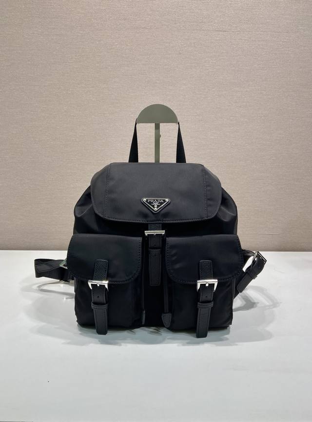 P家岀经典双肩背包，升级板小号1Bz677,小号顶级货，采用进口降落伞布料＋十字纹牛皮＋顶级五金，轻便又实用，时尚＋永久不过时，赶紧入手吧， 长28X高23.5