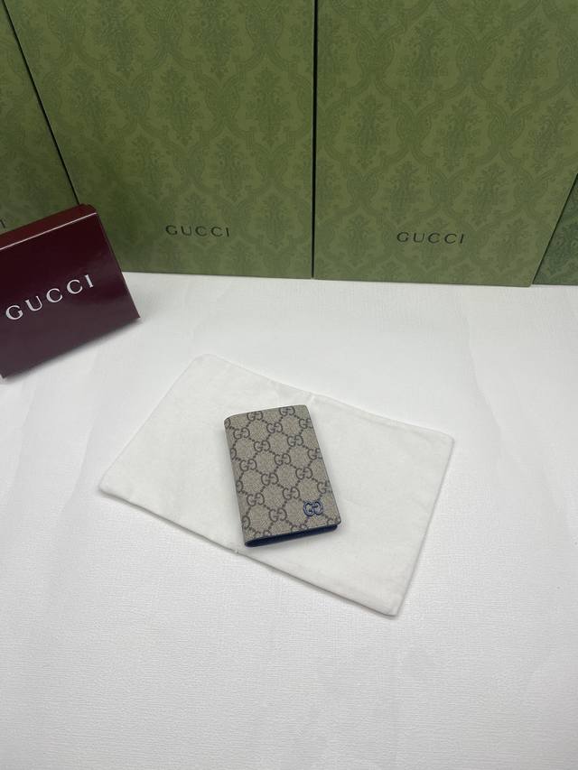 新系列呈现纤薄且小巧的小皮具，焕新融蕴多种绚丽色彩，以充满对比美感的双色调设计令点缀于包身的Gg标识风采尽绽。这款长款卡片夹以黑色Gg Supreme帆布匠心打