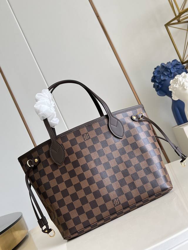 出厂价P 顶级原单 N40600 本款 Neverfull 小号托特包选用 Damier Ebene 帆布塑造充裕构型，搭配牛皮革饰边与明丽织物内衬，融汇经典设
