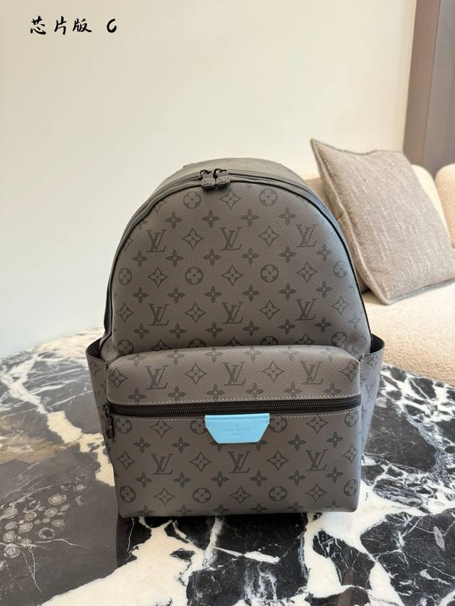 Lv专业主义生活~精英男士双肩包 专业主义生活~精英男士都背哪款双肩包 专业主义生活｜精英男士都背哪款双肩包 双肩包既实用又方便，容量大完全解放双手，满足大家的