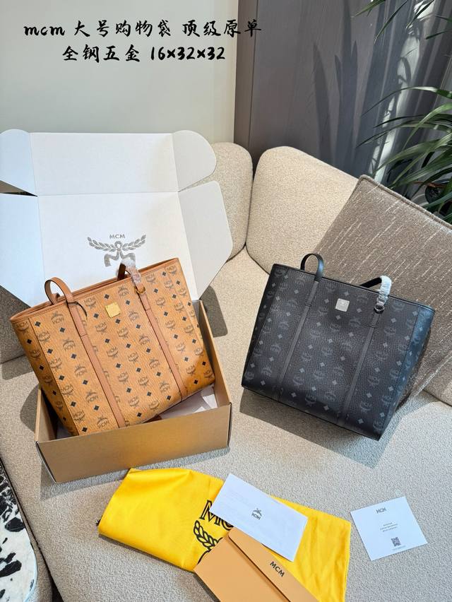 Mcm购物袋 皮质柔软有质感五金细节精致无比 黑色外观经典又神秘低调中透露着奢华无论什么场合都能完美驾驭 容量比较大小型杯子相机都可以放入 日常出门完全能满足需