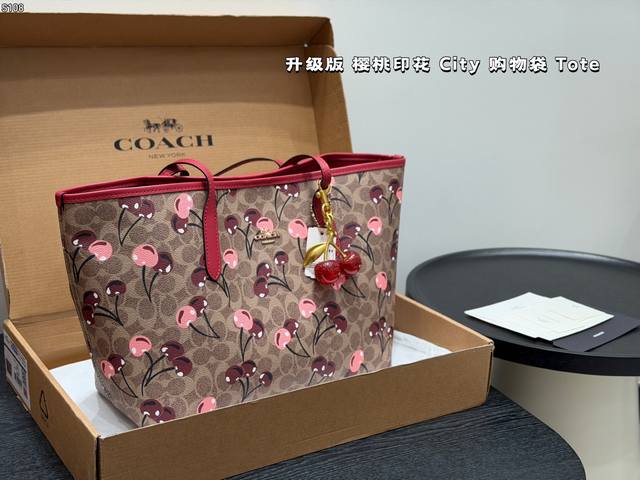 飞机盒 升级版!带樱桃挂件 Size:33*27Cm Coach蔻驰 樱桃印花磁吸扣单面City托特包 经典Logo购物袋Tote包 大爆款 分分钟断货! 搭配 飞机盒 升级版!带樱桃挂件 Size:33*27Cm Coach蔻驰 樱桃印花磁吸扣单面City托特包 经典Logo购物袋Tote包 大爆款 分分钟断货! 搭配