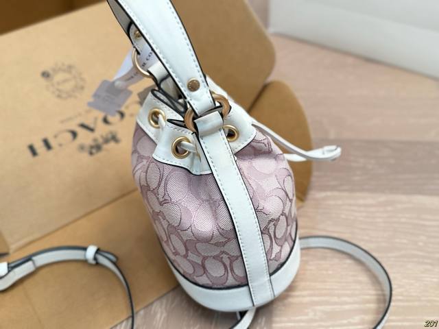 飞机盒 蔻驰Coach水桶包舒适经典 展现时髦的同时更富有魅力 经久不散却又有现代时尚 优雅女性的日常首选 尺寸16 17 飞机盒 蔻驰Coach水桶包舒适经典 展现时髦的同时更富有魅力 经久不散却又有现代时尚 优雅女性的日常首选 尺寸16 17