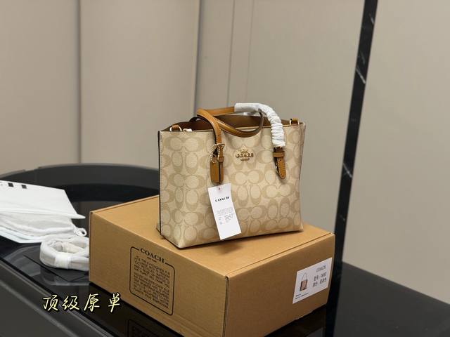 配盒 复刻版 Size:25*20Cm 蔻驰 小号托特包Mollie Tote 等比例缩小版托特包, 手拎小巧, 但又有三个隔层! 实用满分100! 可以斜挎, 配盒 复刻版 Size:25*20Cm 蔻驰 小号托特包Mollie Tote 等比例缩小版托特包, 手拎小巧, 但又有三个隔层! 实用满分100! 可以斜挎,