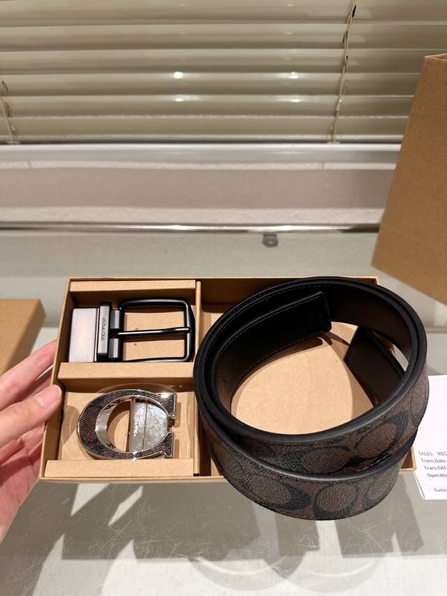 双头 高版本!腰带 Coach牛皮皮带~热门款 男女通用皮带里面最火的版本啦~质量很好 全套包装!五金绝对不褪色 皮带头和专柜一样的哦~ 配礼盒手提袋发票 双头 高版本!腰带 Coach牛皮皮带~热门款 男女通用皮带里面最火的版本啦~质量很好 全套包装!五金绝对不褪色 皮带头和专柜一样的哦~ 配礼盒手提袋发票