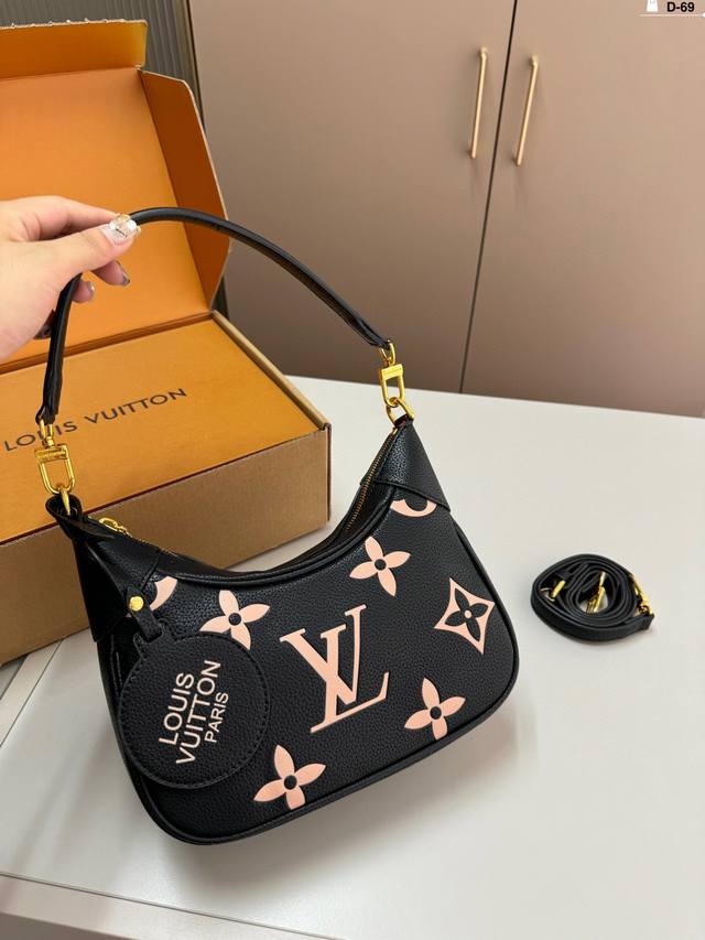 Lv Bagatelle牛角腋下包Tambourin系列 小巧外型却拥有大容量 D-69尺寸24×13折叠盒